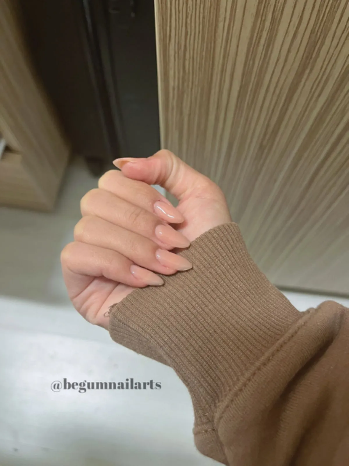 Protez tırnaklara ten rengi uygulanmış sahip bir kadının eli